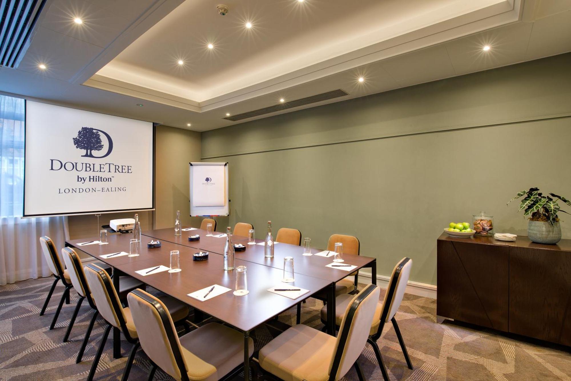 Hotel Doubletree By Hilton London Ealing Exteriér fotografie