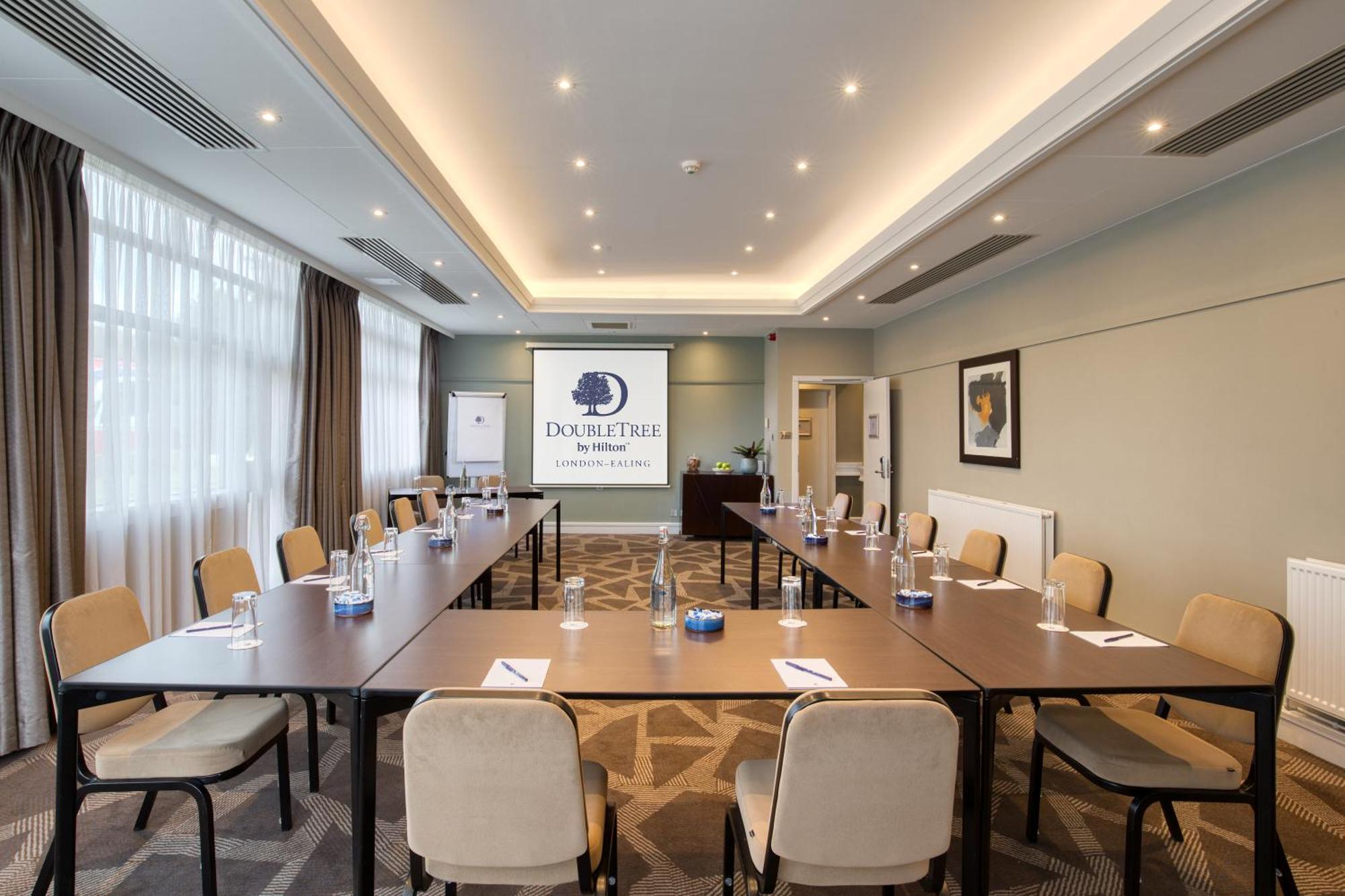 Hotel Doubletree By Hilton London Ealing Exteriér fotografie