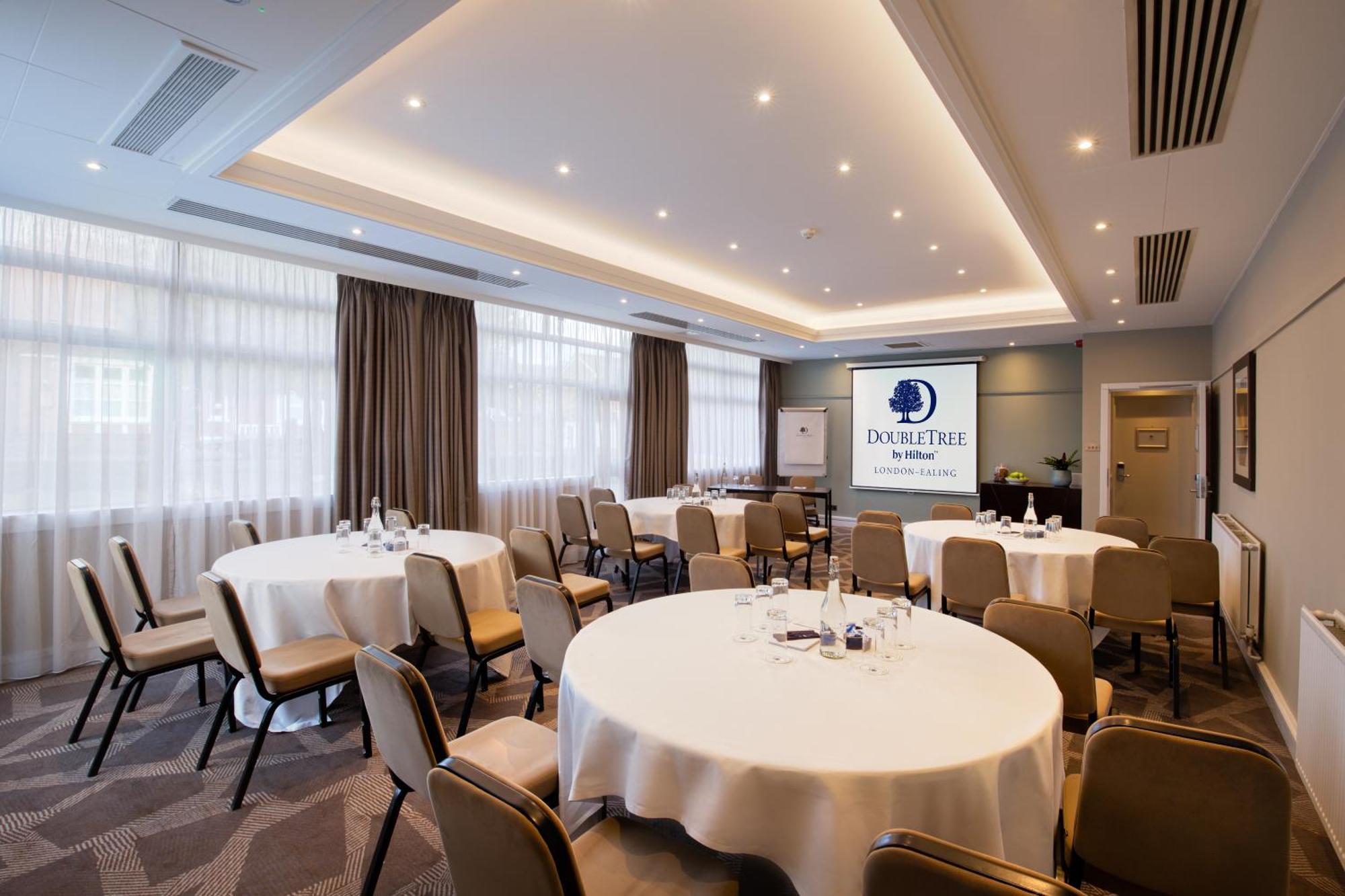 Hotel Doubletree By Hilton London Ealing Exteriér fotografie
