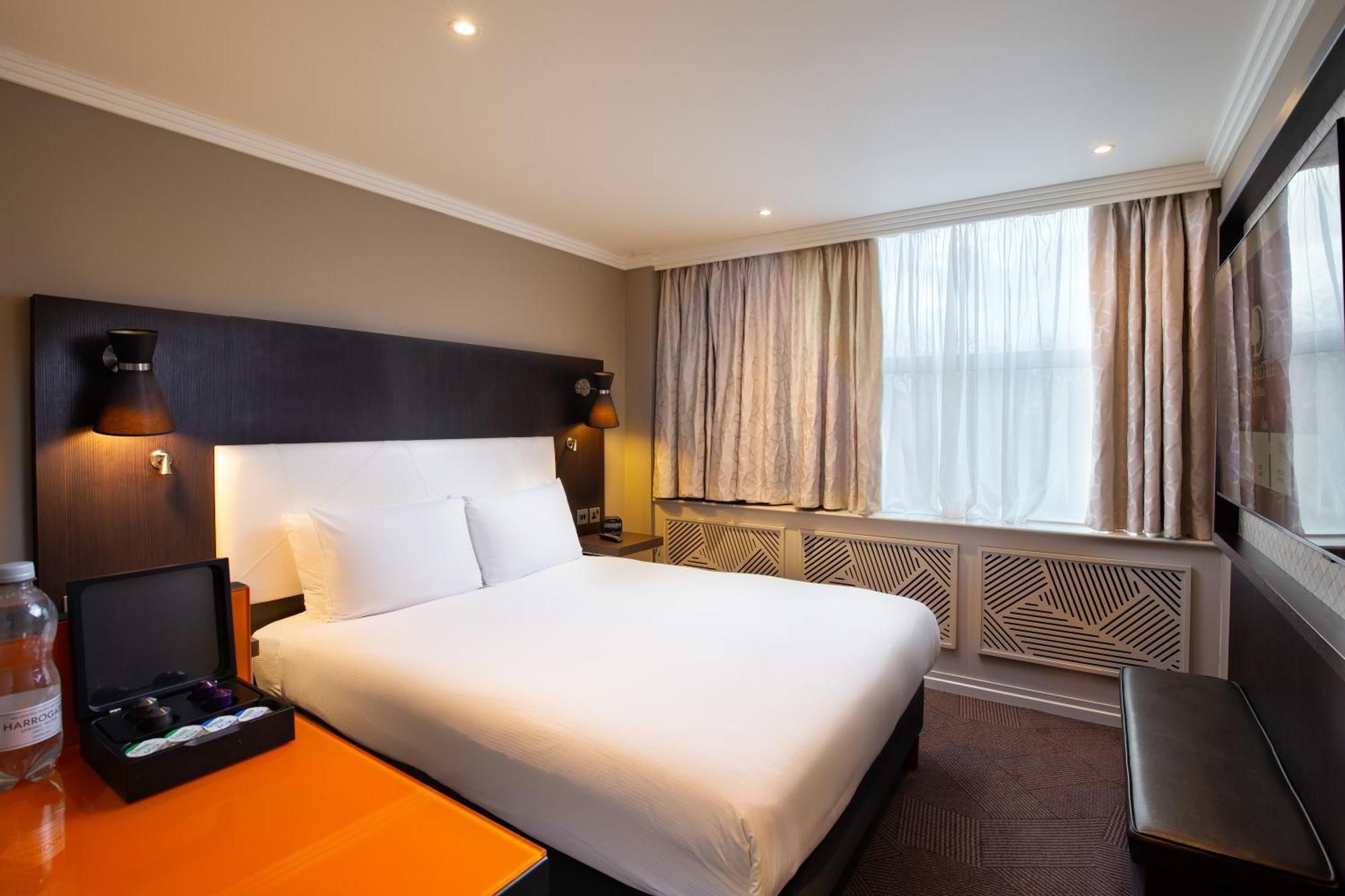 Hotel Doubletree By Hilton London Ealing Exteriér fotografie
